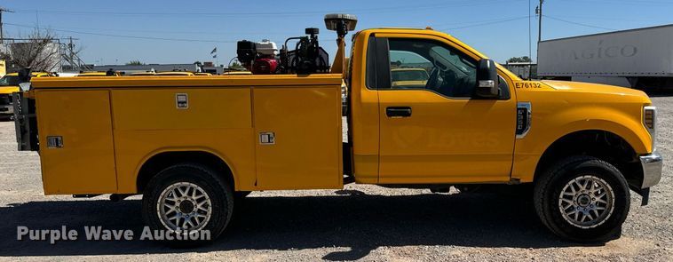 image for item EQ2252 2019 Ford F350 Super Duty utility bed pickup truck