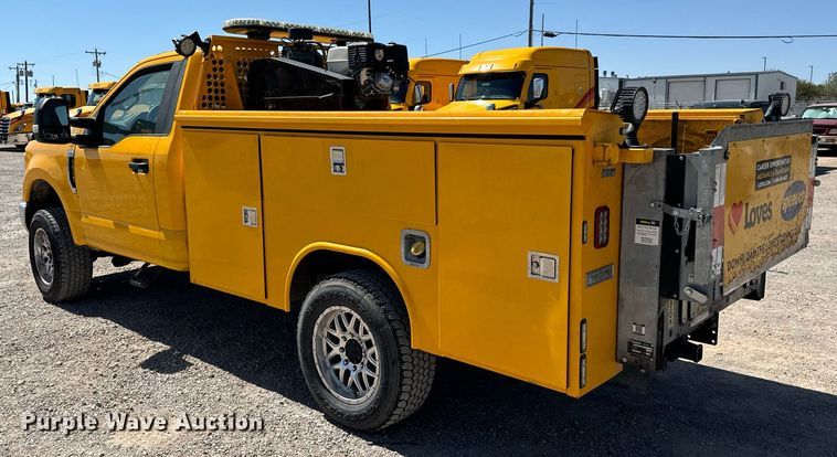 image for item EQ2252 2019 Ford F350 Super Duty utility bed pickup truck
