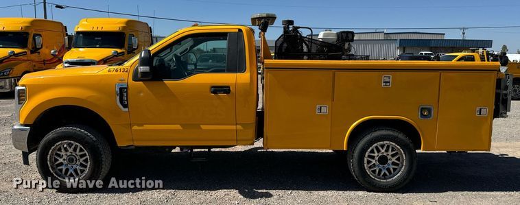 image for item EQ2252 2019 Ford F350 Super Duty utility bed pickup truck