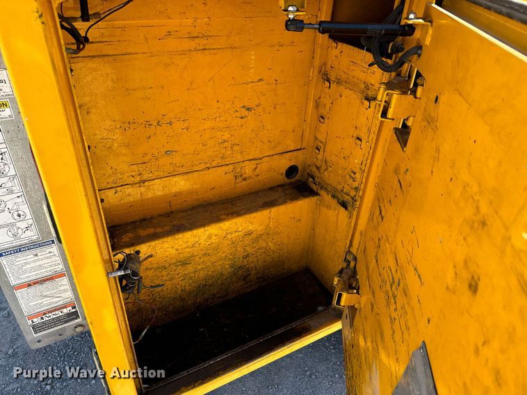 image for item EQ2252 2019 Ford F350 Super Duty utility bed pickup truck