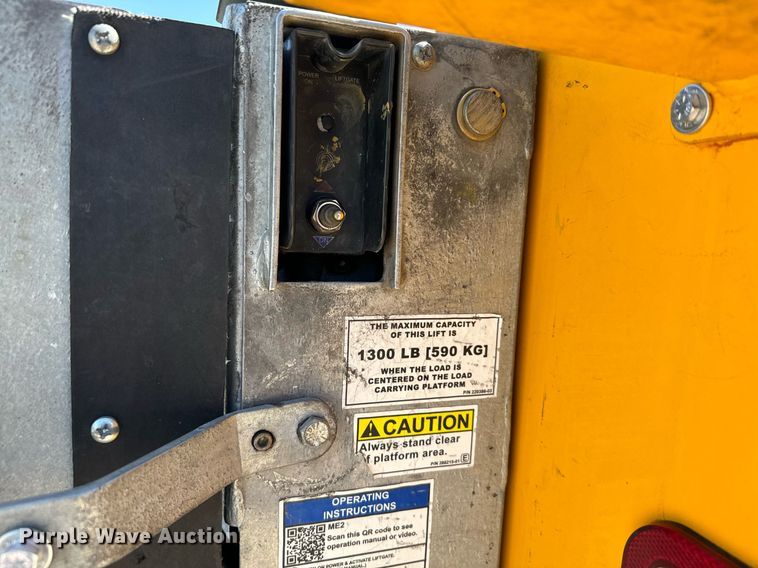 image for item EQ2252 2019 Ford F350 Super Duty utility bed pickup truck