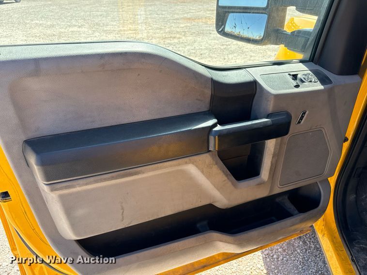 image for item EQ2252 2019 Ford F350 Super Duty utility bed pickup truck