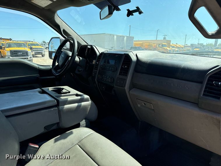 image for item EQ2252 2019 Ford F350 Super Duty utility bed pickup truck