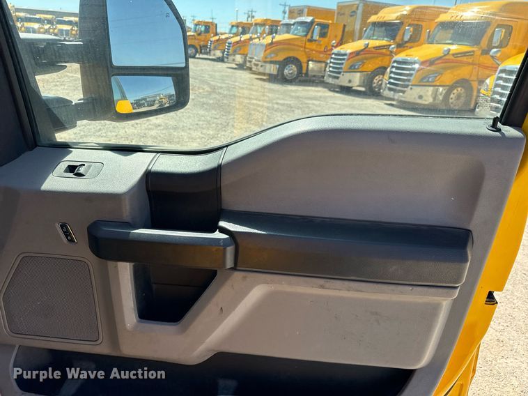 image for item EQ2252 2019 Ford F350 Super Duty utility bed pickup truck