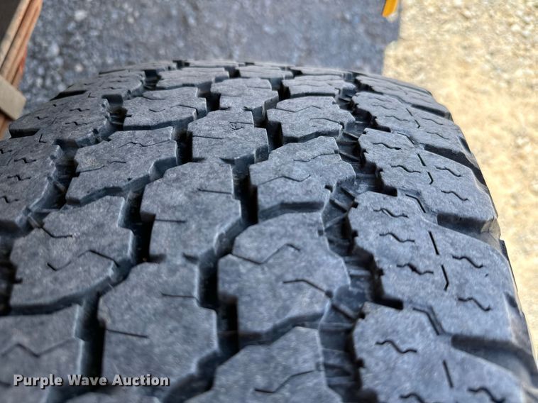 image for item EQ2252 2019 Ford F350 Super Duty utility bed pickup truck