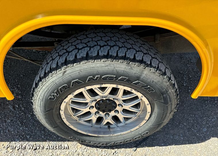 image for item EQ2252 2019 Ford F350 Super Duty utility bed pickup truck