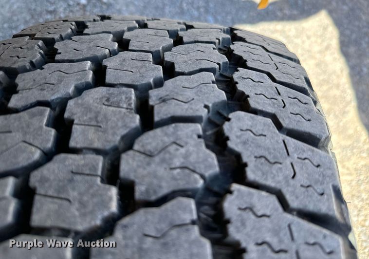 image for item EQ2252 2019 Ford F350 Super Duty utility bed pickup truck