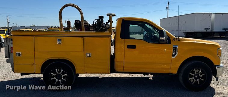 image for item EQ2253 2017 Ford F350 Super Duty utility bed pickup truck