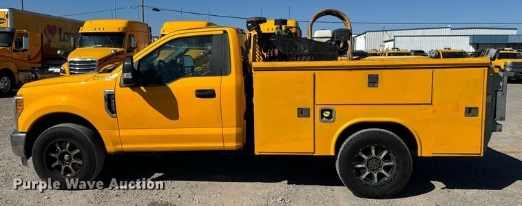 image for item EQ2253 2017 Ford F350 Super Duty utility bed pickup truck