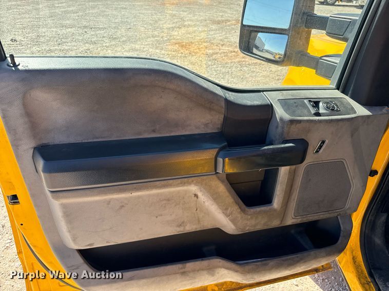 image for item EQ2253 2017 Ford F350 Super Duty utility bed pickup truck