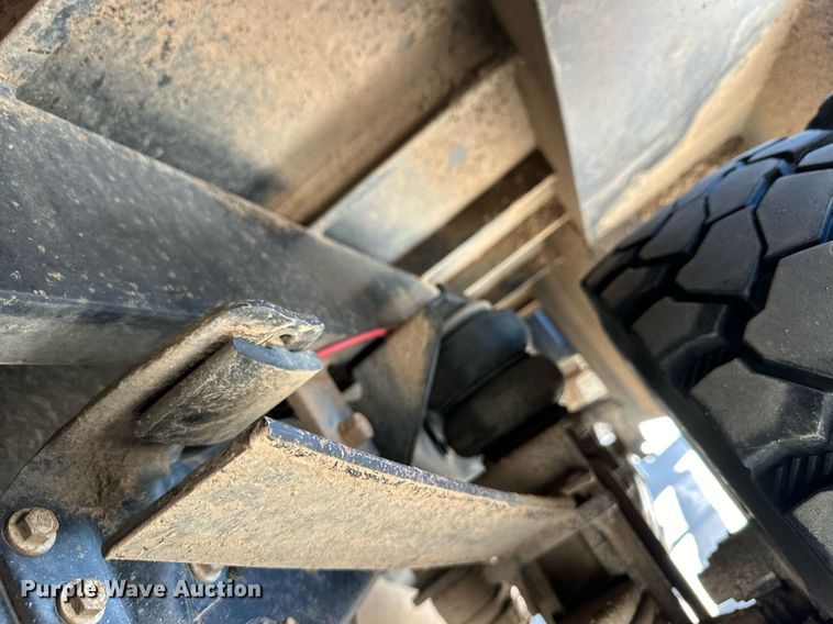 image for item ER8018 2015 Ford F450 Super Duty Lariat Crew Cab flatbed truck