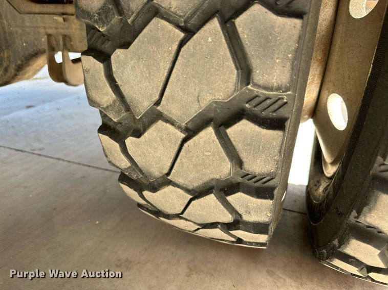 image for item ER8018 2015 Ford F450 Super Duty Lariat Crew Cab flatbed truck