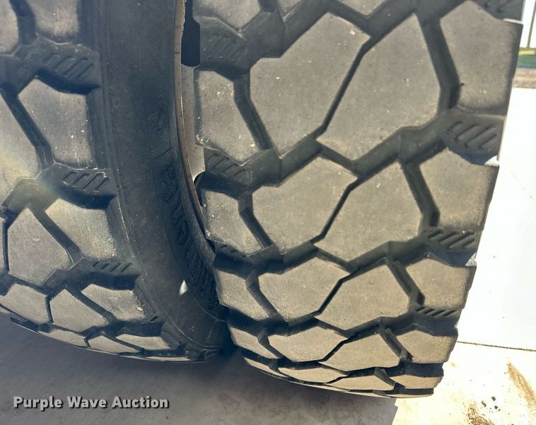 image for item ER8018 2015 Ford F450 Super Duty Lariat Crew Cab flatbed truck