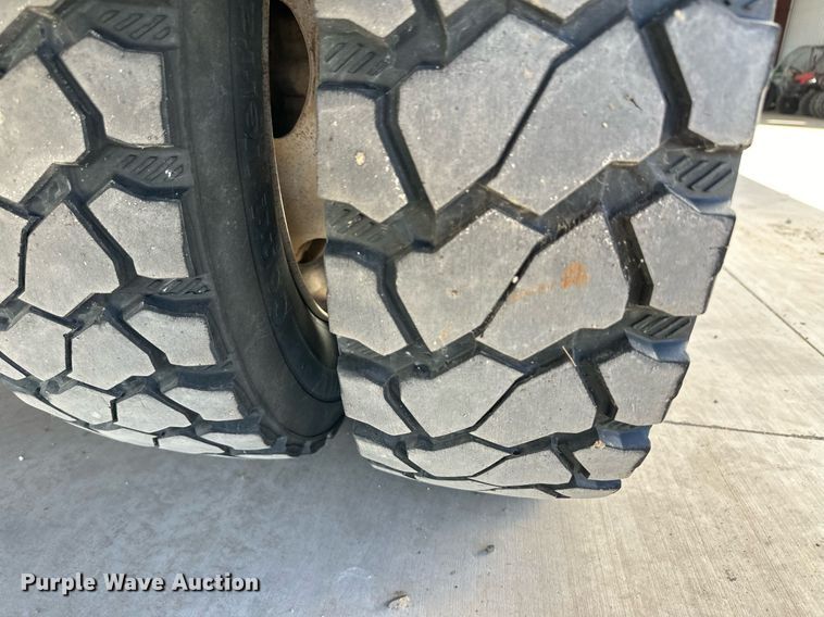 image for item ER8018 2015 Ford F450 Super Duty Lariat Crew Cab flatbed truck