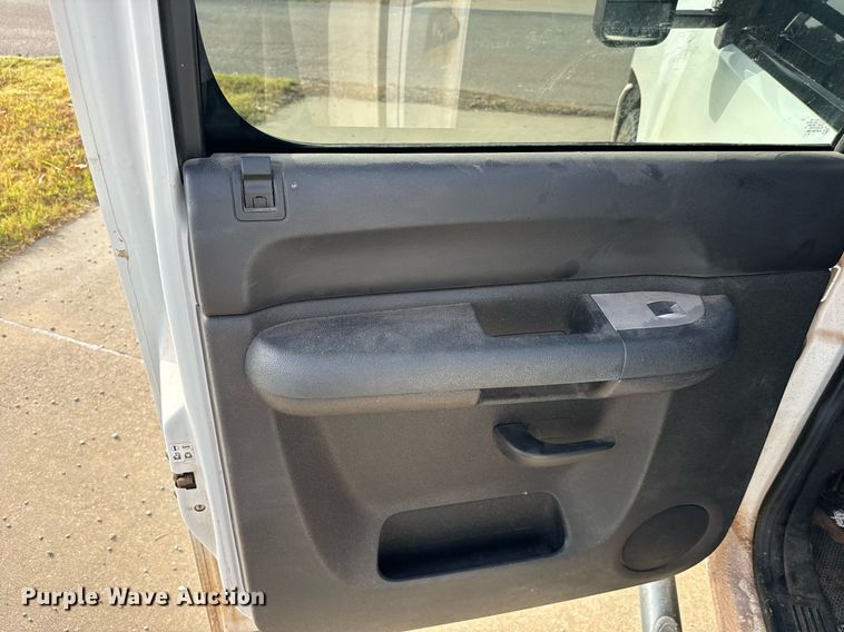 image for item IE9128 2011 Chevrolet  Silverado 1500 Crew Cab pickup truck