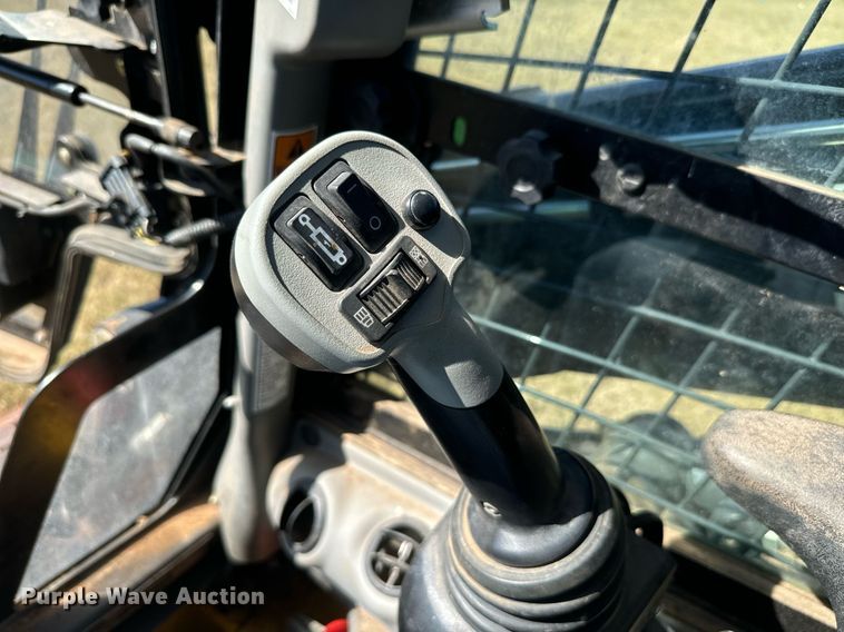 image for item IE9146 2017 New Holland C232 tracked skid steer loader