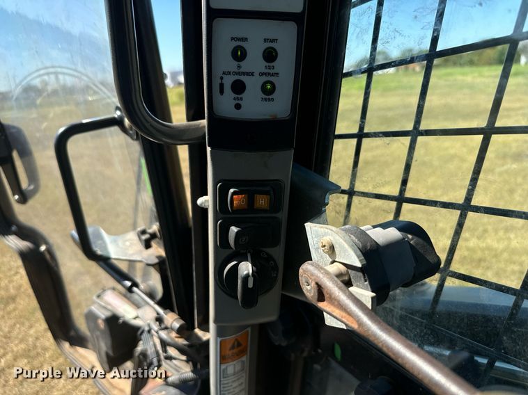 image for item IE9146 2017 New Holland C232 tracked skid steer loader