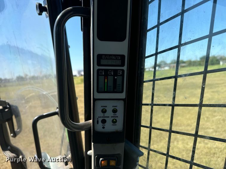 image for item IE9146 2017 New Holland C232 tracked skid steer loader