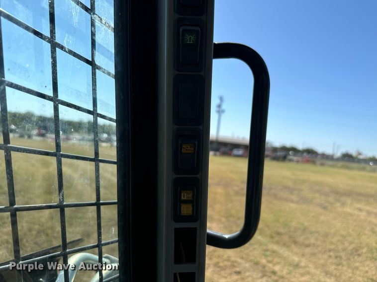 image for item IE9146 2017 New Holland C232 tracked skid steer loader