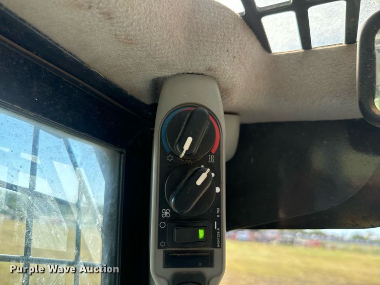 image for item IE9146 2017 New Holland C232 tracked skid steer loader