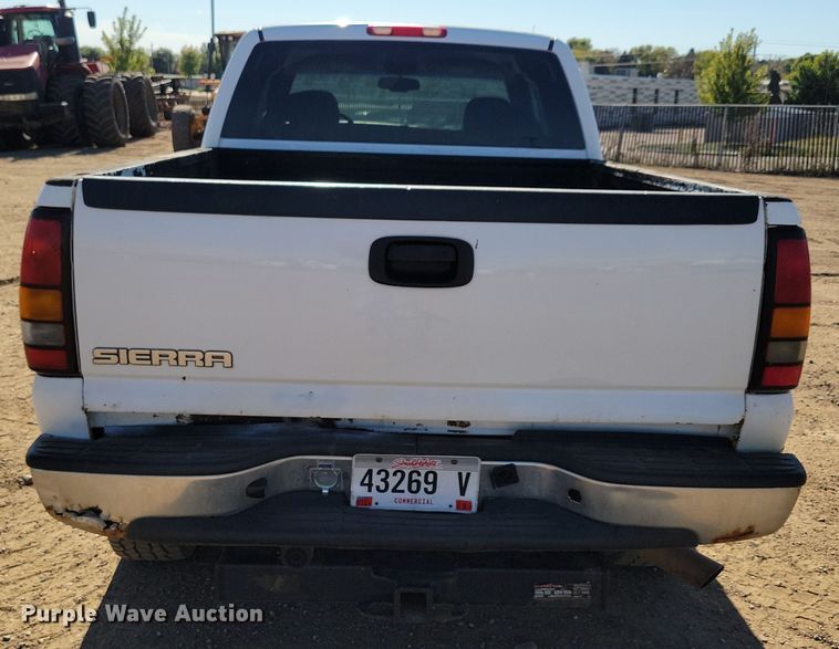 image for item JO9385 2005 GMC Sierra 2500HD Ext. Cab pickup truck