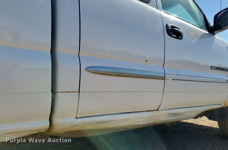 image for item JO9385 2005 GMC Sierra 2500HD Ext. Cab pickup truck