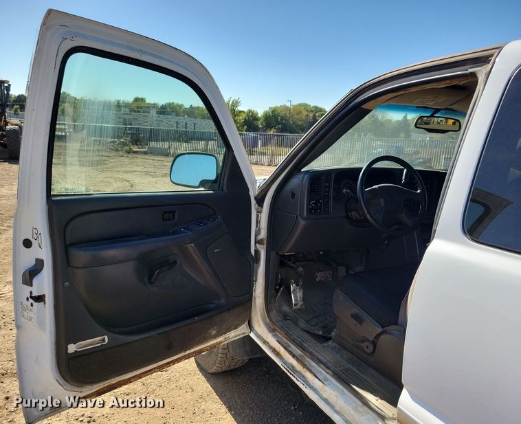 image for item JO9385 2005 GMC Sierra 2500HD Ext. Cab pickup truck