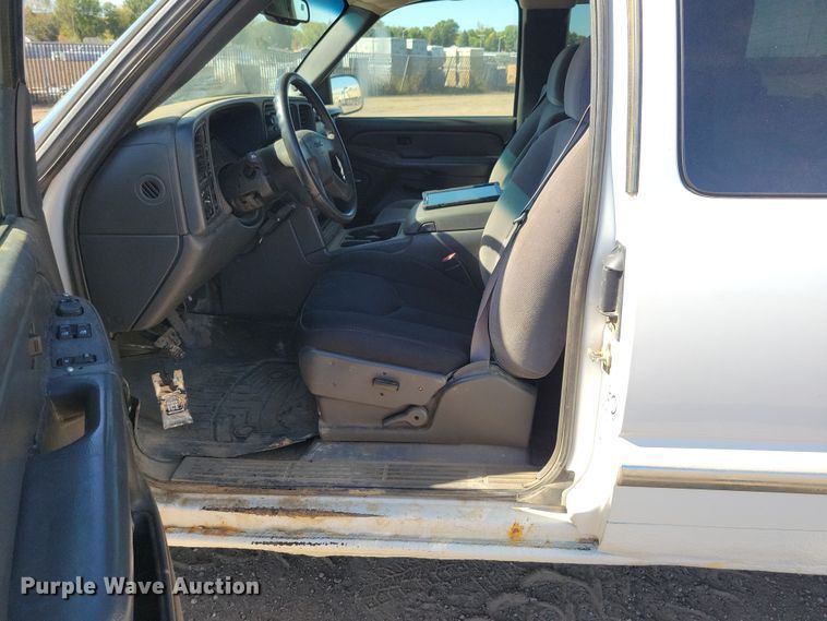 image for item JO9385 2005 GMC Sierra 2500HD Ext. Cab pickup truck