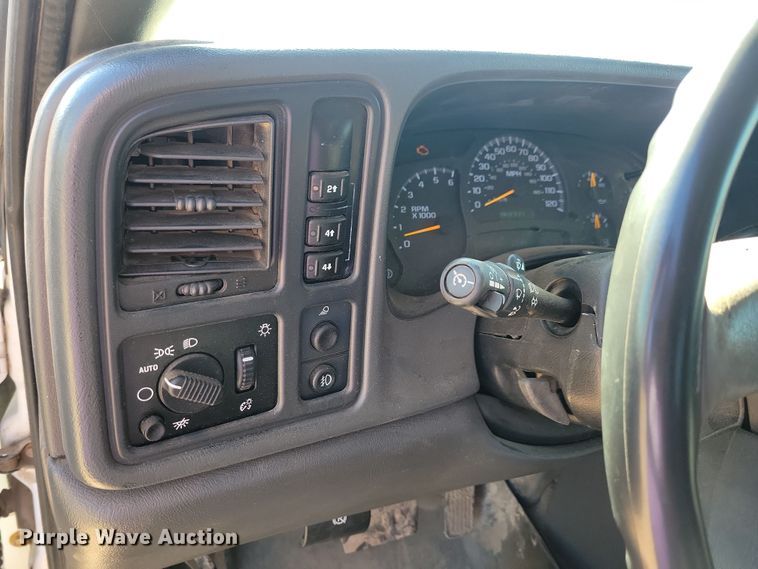 image for item JO9385 2005 GMC Sierra 2500HD Ext. Cab pickup truck