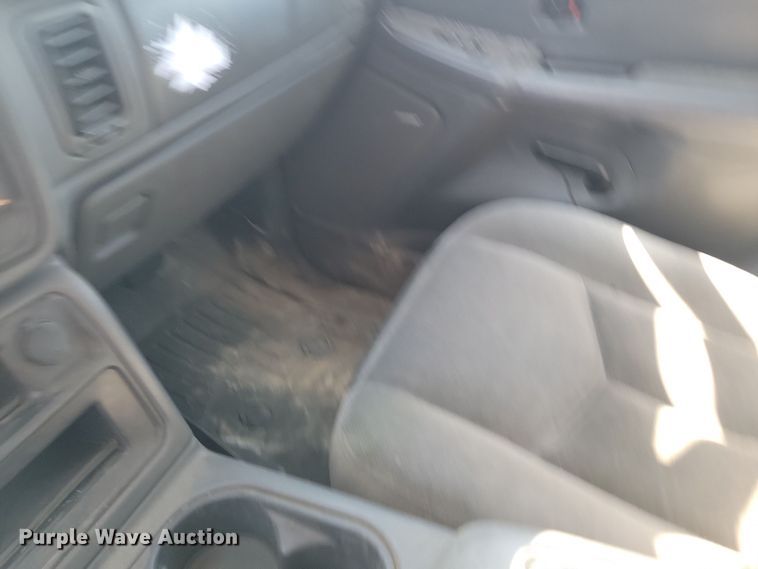 image for item JO9385 2005 GMC Sierra 2500HD Ext. Cab pickup truck