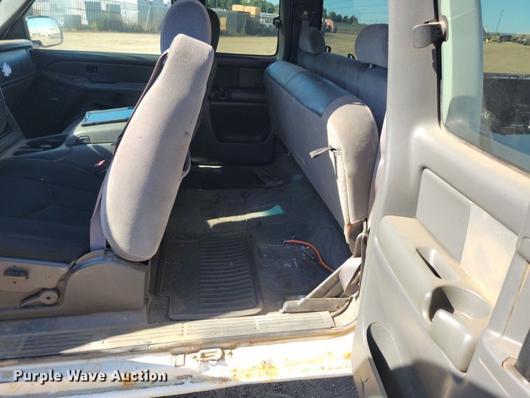 image for item JO9385 2005 GMC Sierra 2500HD Ext. Cab pickup truck