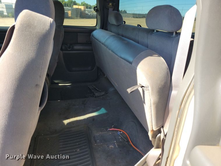 image for item JO9385 2005 GMC Sierra 2500HD Ext. Cab pickup truck