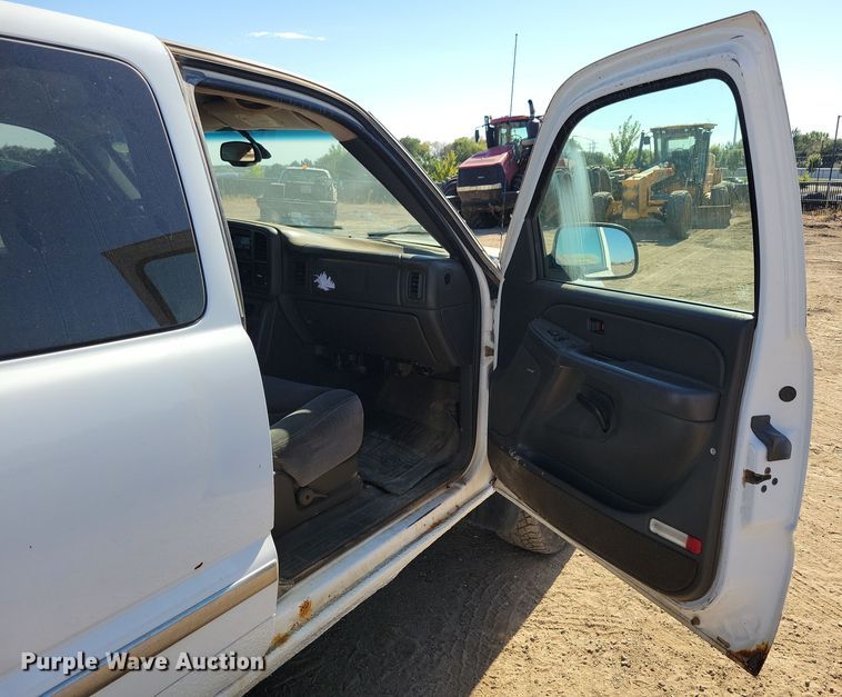 image for item JO9385 2005 GMC Sierra 2500HD Ext. Cab pickup truck