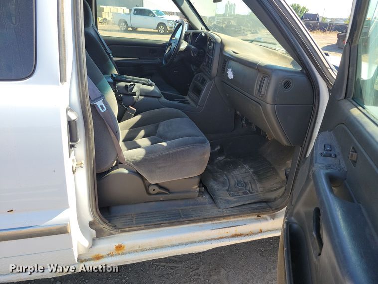 image for item JO9385 2005 GMC Sierra 2500HD Ext. Cab pickup truck