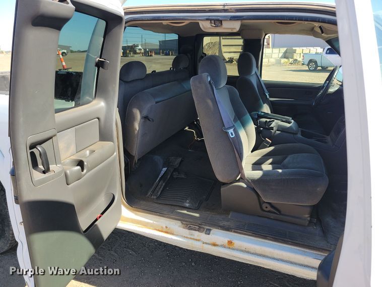 image for item JO9385 2005 GMC Sierra 2500HD Ext. Cab pickup truck