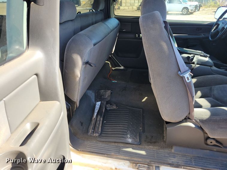 image for item JO9385 2005 GMC Sierra 2500HD Ext. Cab pickup truck