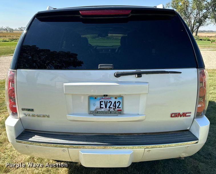 image for item LR9501 2011 GMC  Yukon Denali SUV