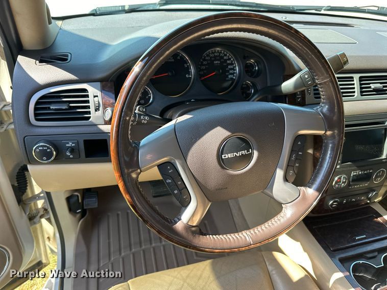 image for item LR9501 2011 GMC  Yukon Denali SUV