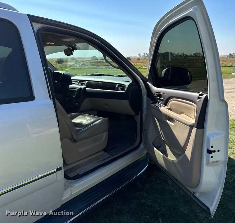 image for item LR9501 2011 GMC  Yukon Denali SUV