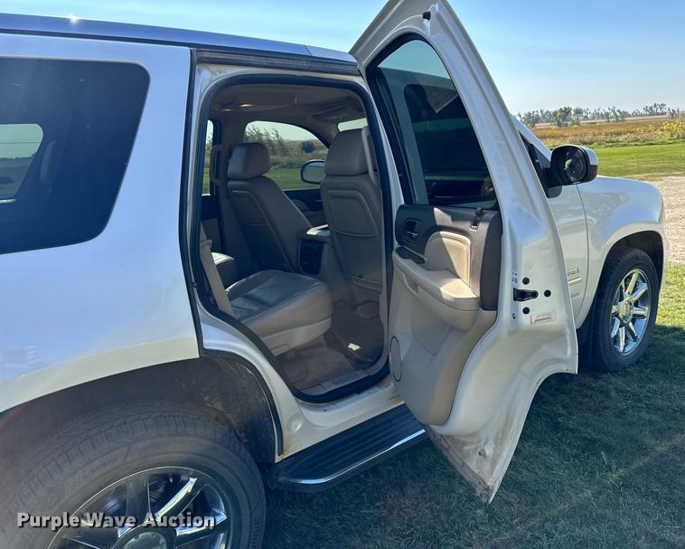 image for item LR9501 2011 GMC  Yukon Denali SUV