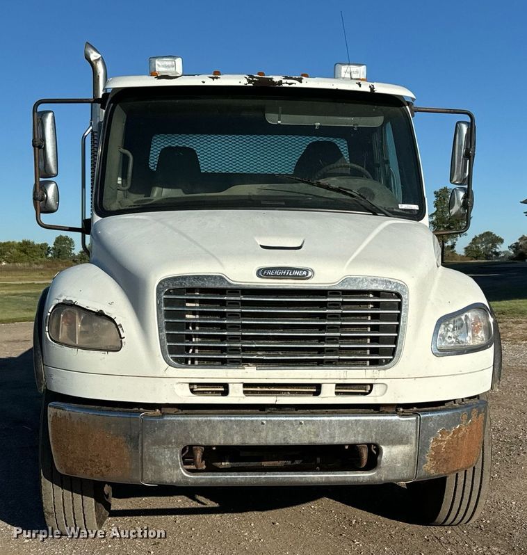 image for item MV9217 2005 Freightliner  Business Class M2 flatbed truck