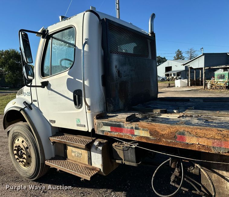 image for item MV9217 2005 Freightliner  Business Class M2 flatbed truck