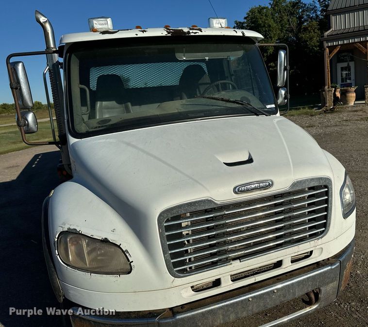 image for item MV9217 2005 Freightliner  Business Class M2 flatbed truck
