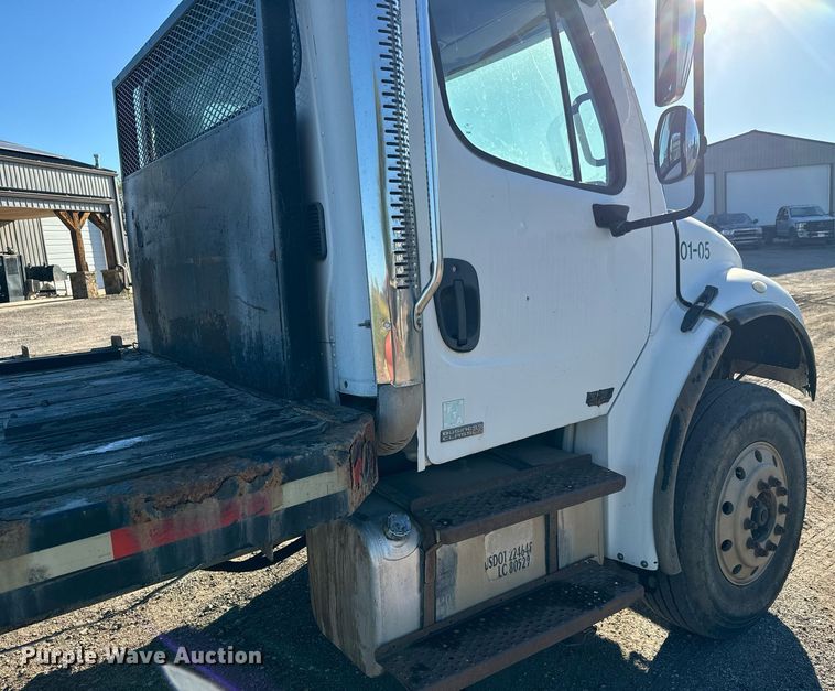 image for item MV9217 2005 Freightliner  Business Class M2 flatbed truck