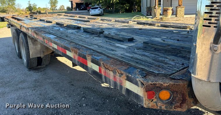 image for item MV9217 2005 Freightliner  Business Class M2 flatbed truck