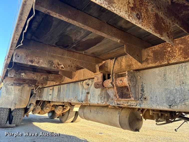 image for item MV9217 2005 Freightliner  Business Class M2 flatbed truck