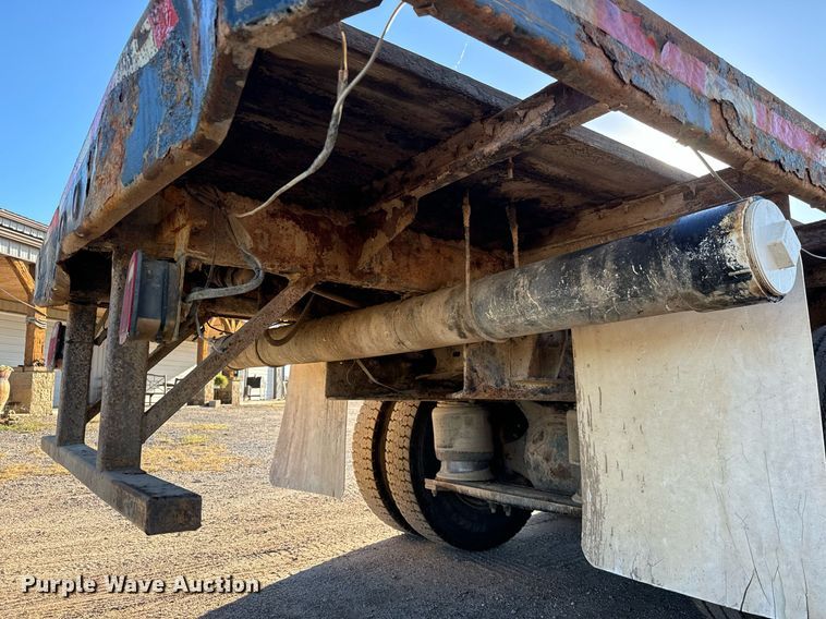 image for item MV9217 2005 Freightliner  Business Class M2 flatbed truck