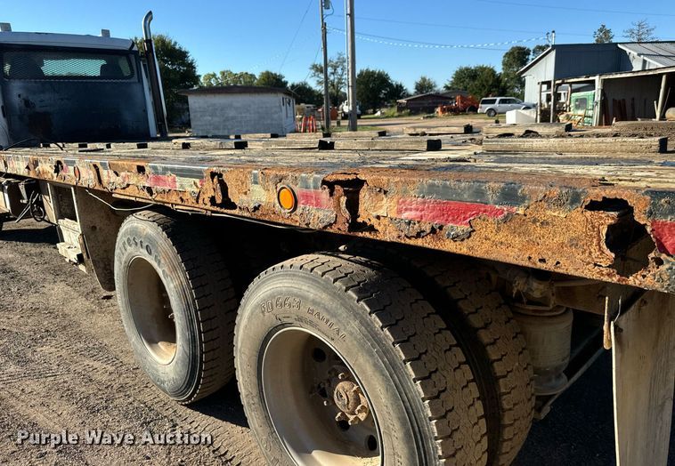 image for item MV9217 2005 Freightliner  Business Class M2 flatbed truck