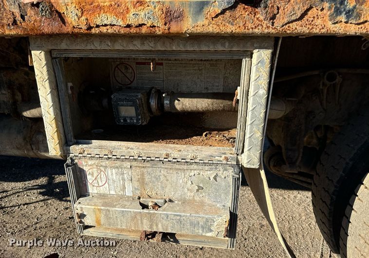 image for item MV9217 2005 Freightliner  Business Class M2 flatbed truck