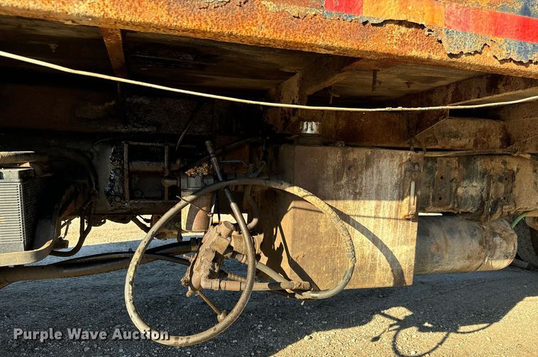 image for item MV9217 2005 Freightliner  Business Class M2 flatbed truck